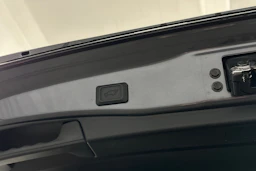 harmaa Toyota RAV4 2021 kuva 16.