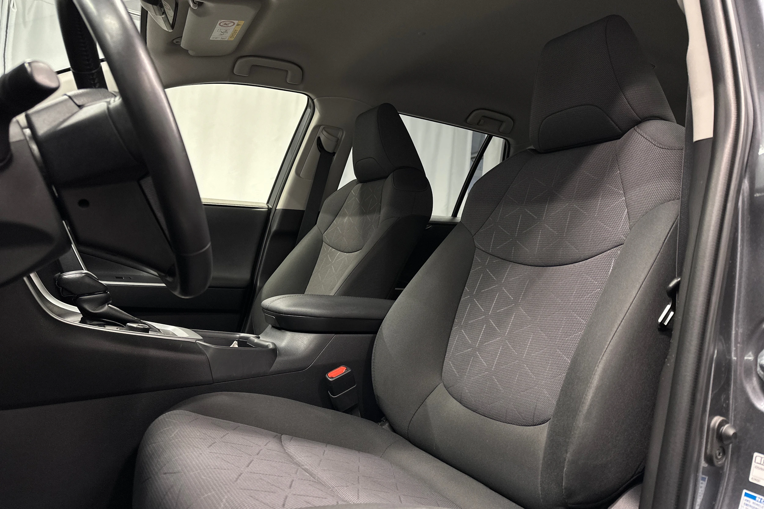 harmaa Toyota RAV4 2021 kuva 17.