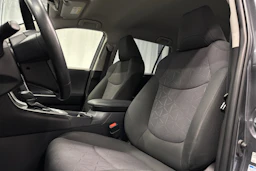 harmaa Toyota RAV4 2021 kuva 17.