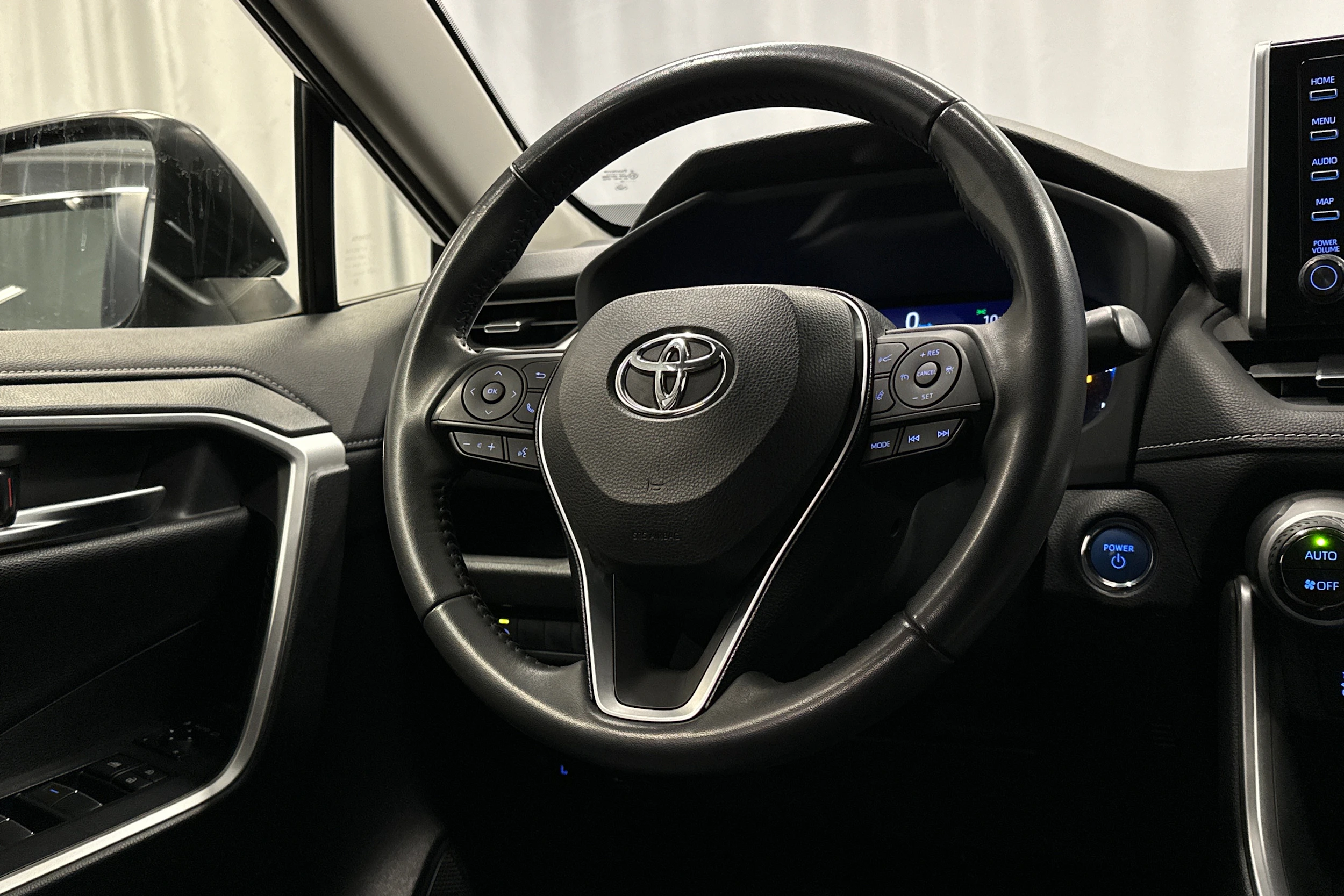 harmaa Toyota RAV4 2021 kuva 18.