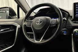 harmaa Toyota RAV4 2021 kuva 18.