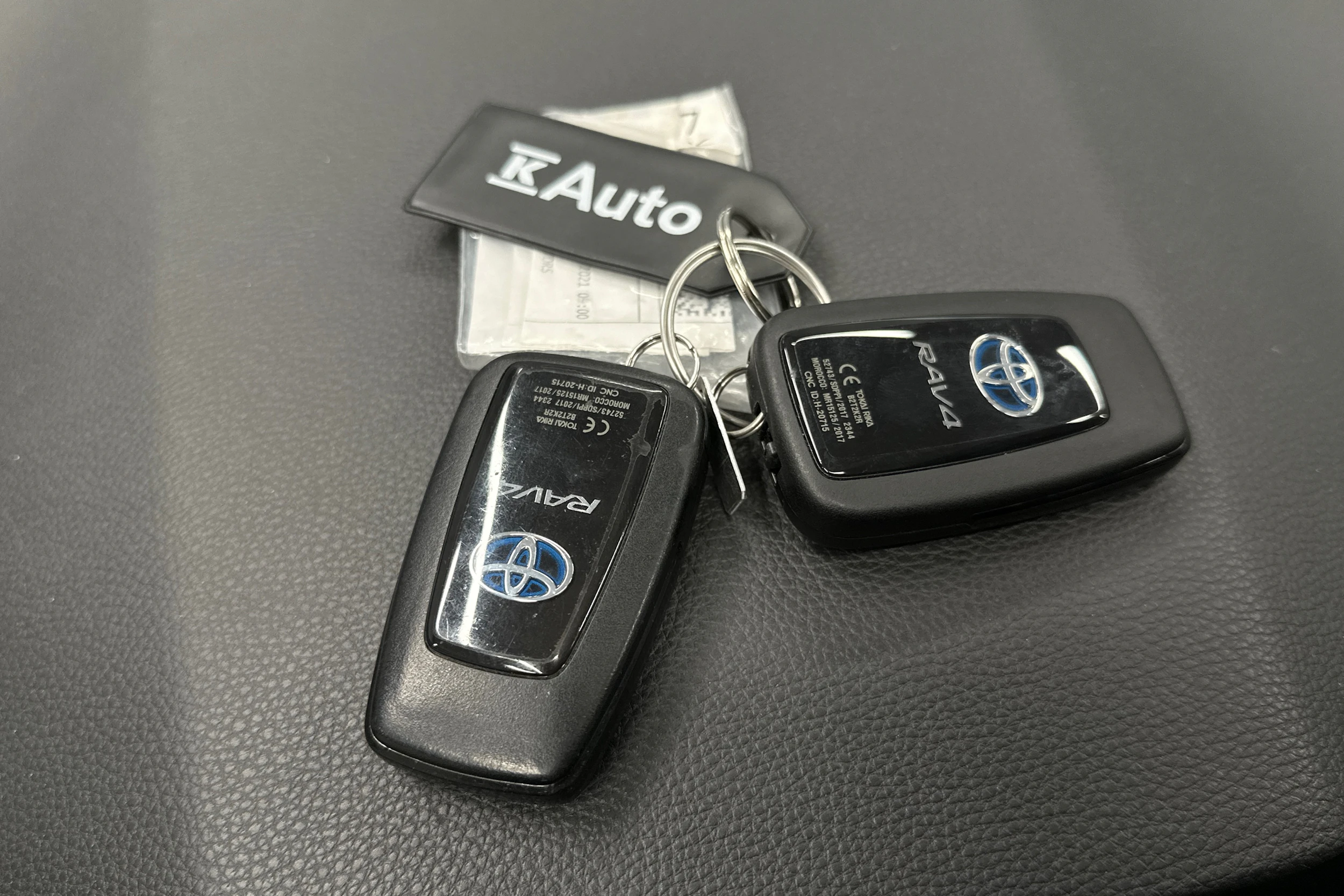 harmaa Toyota RAV4 2021 kuva 30.