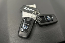 harmaa Toyota RAV4 2021 kuva 30.