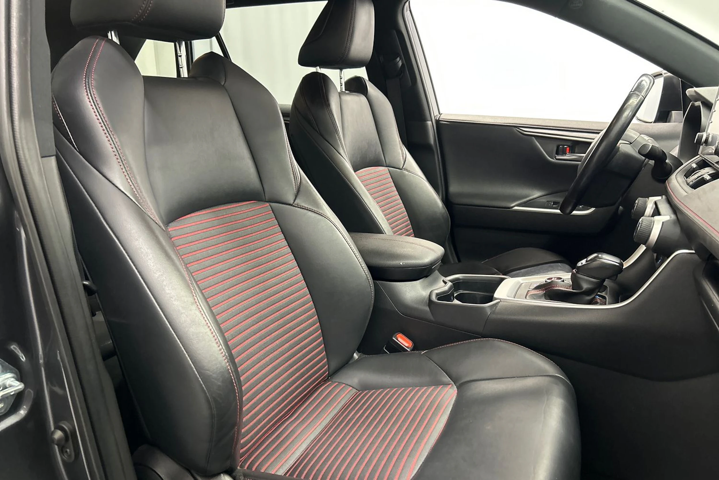 harmaa Toyota RAV4 Plug-in 2021 kuva 16.