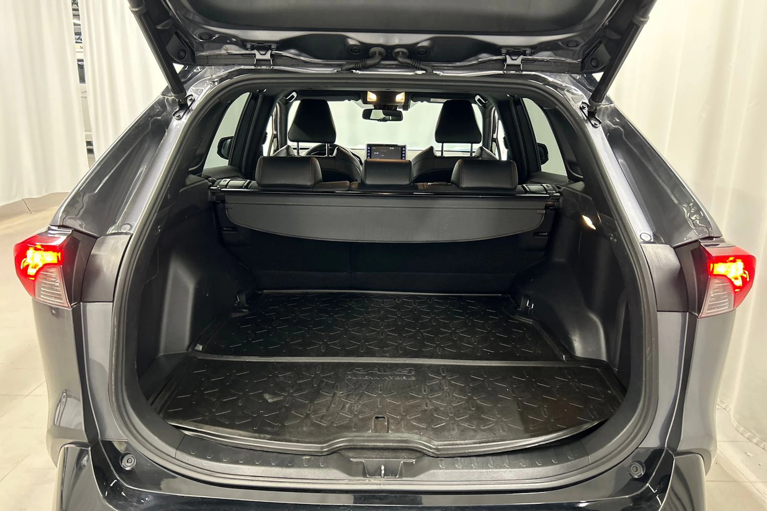 harmaa Toyota RAV4 Plug-in 2021 kuva 17.