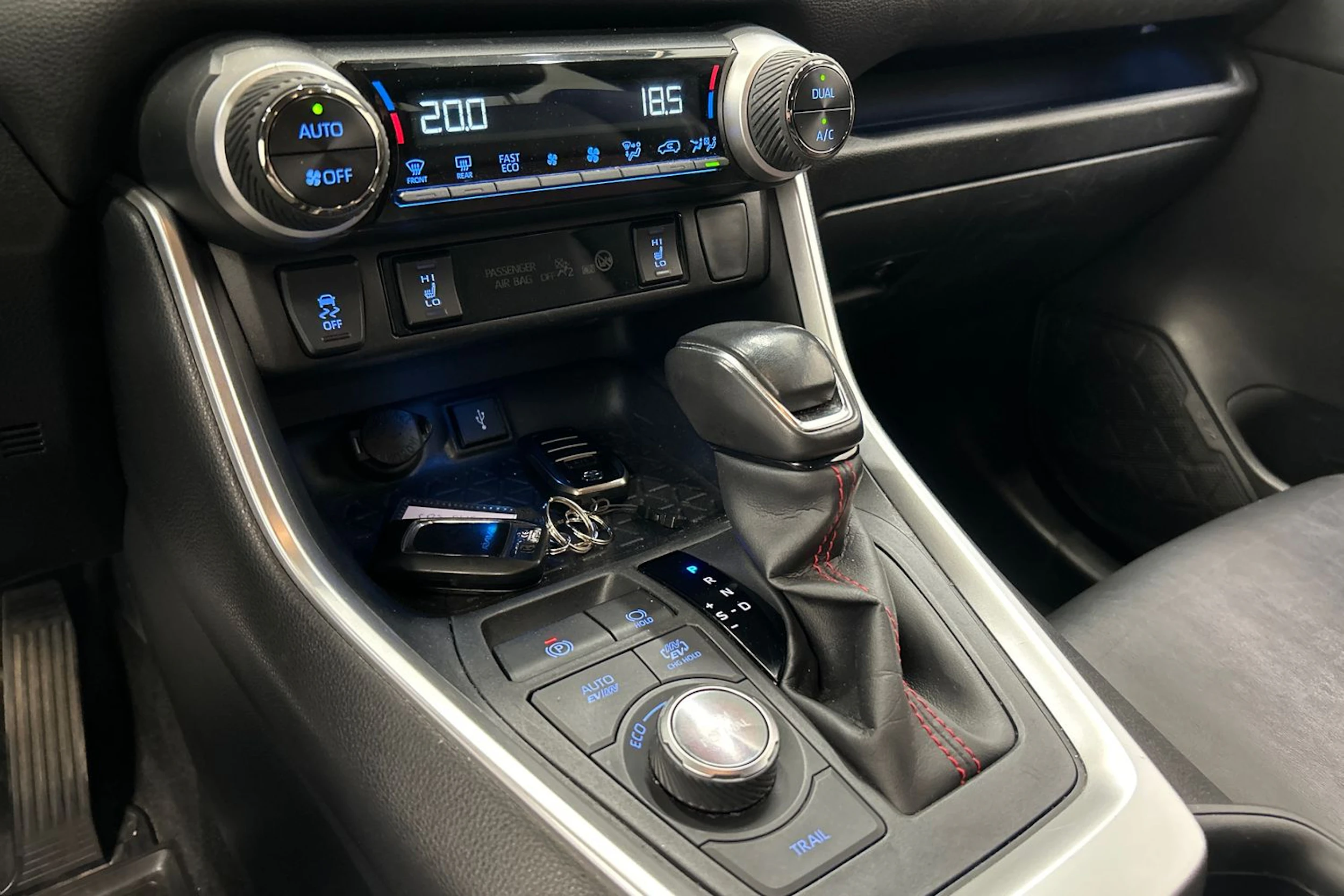 harmaa Toyota RAV4 Plug-in 2021 kuva 27.
