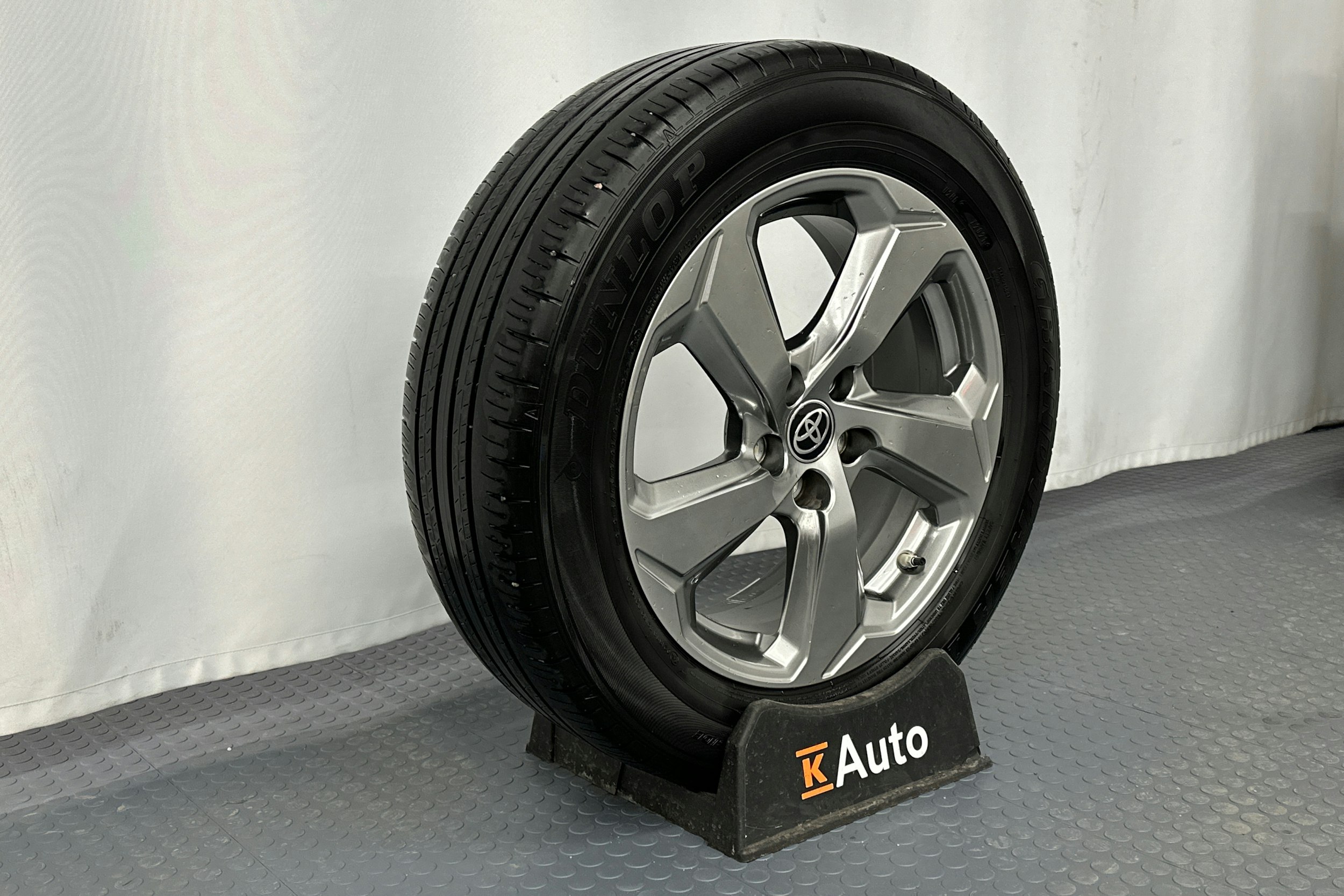 valkoinen Toyota RAV4 2021 kuva 13.