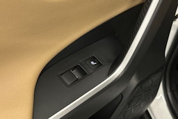 valkoinen Toyota RAV4 2021 kuva 14.