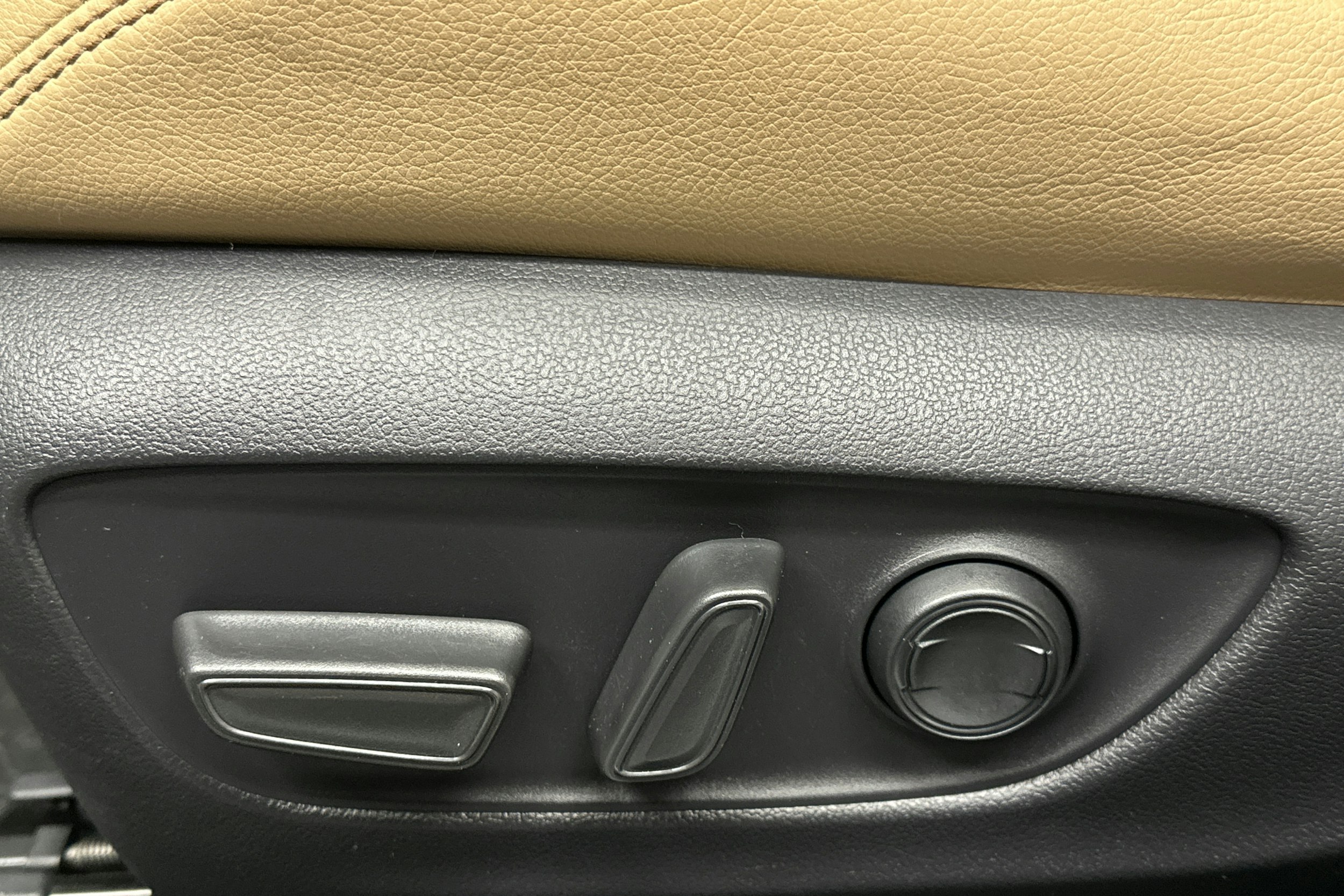 valkoinen Toyota RAV4 2021 kuva 16.