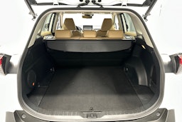 valkoinen Toyota RAV4 2021 kuva 18.