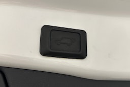 valkoinen Toyota RAV4 2021 kuva 19.