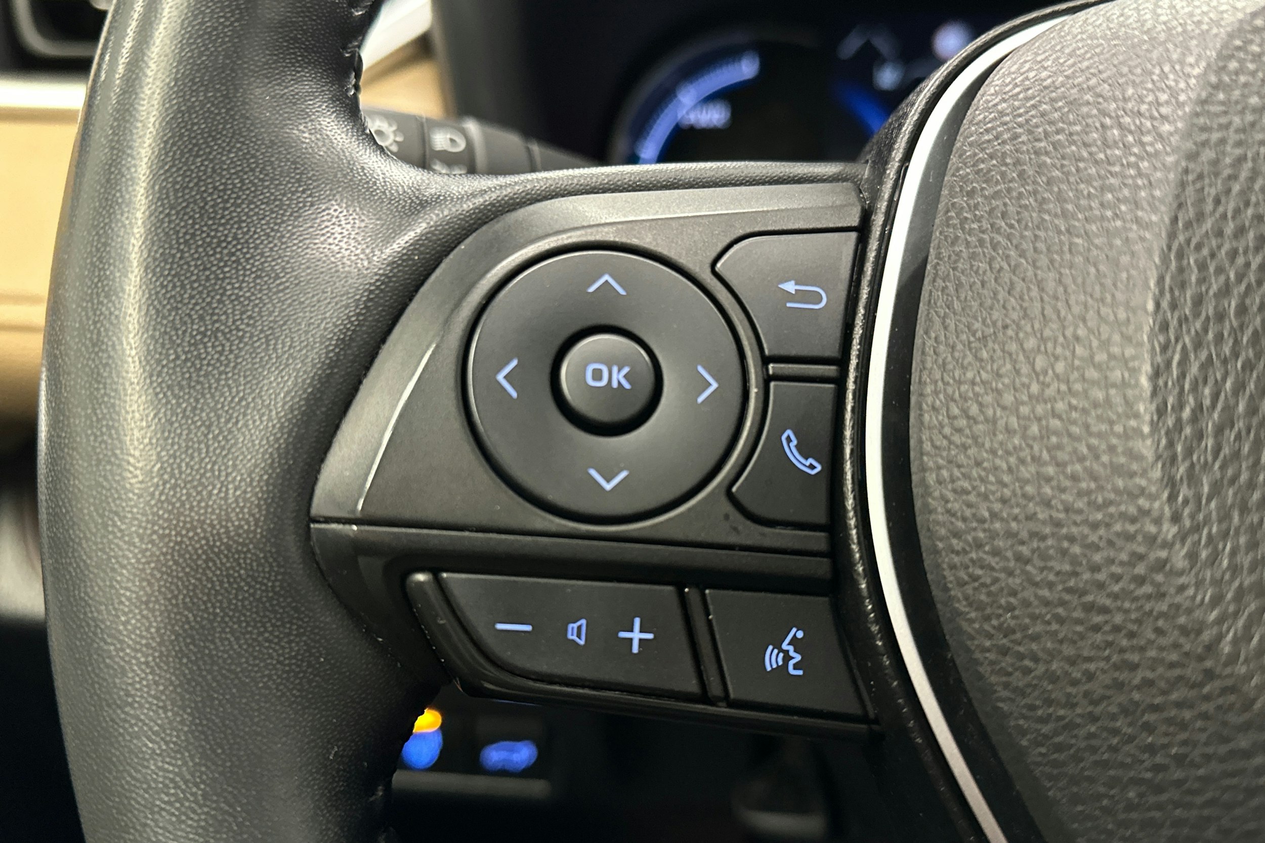 valkoinen Toyota RAV4 2021 kuva 21.