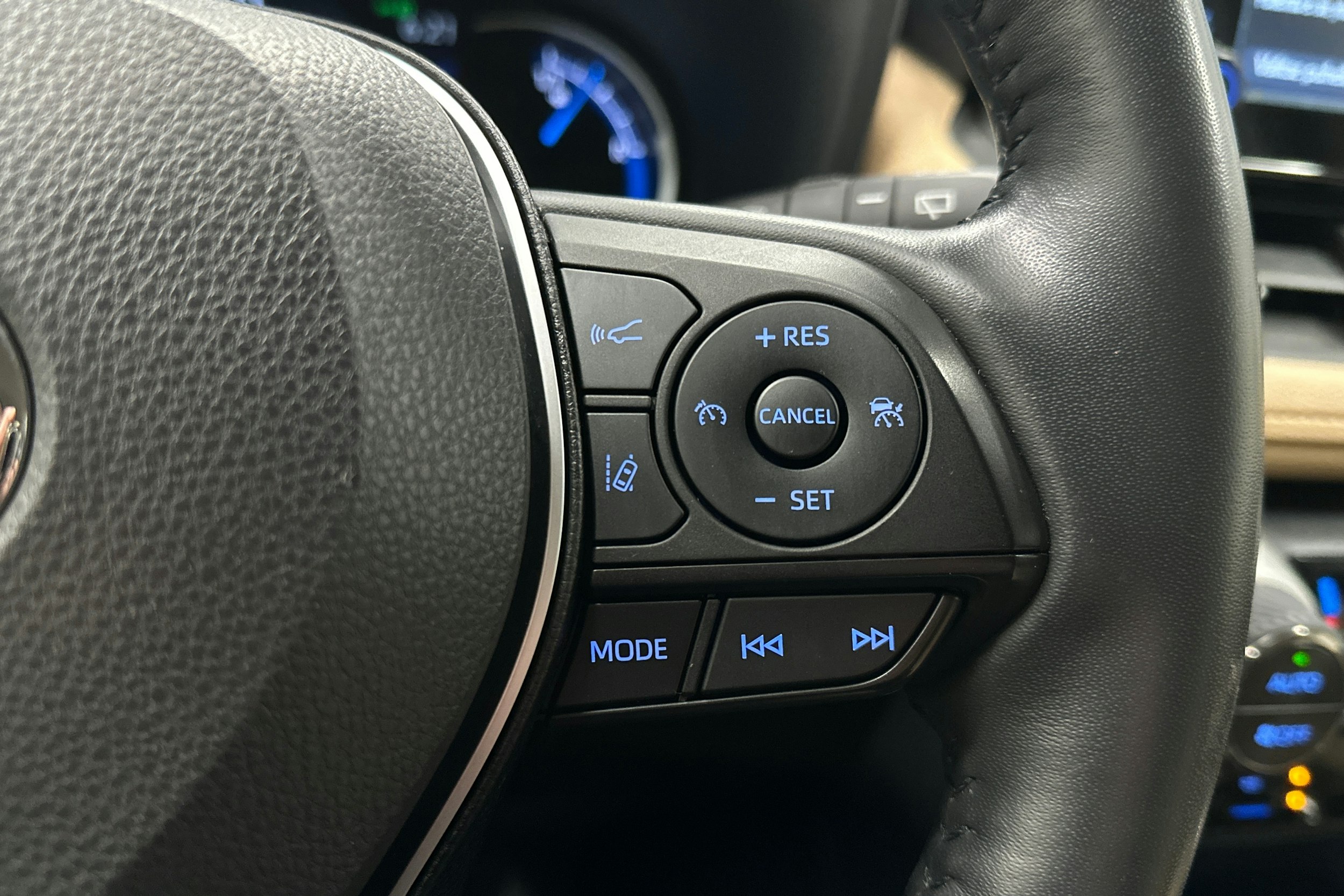 valkoinen Toyota RAV4 2021 kuva 22.