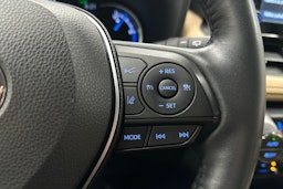 valkoinen Toyota RAV4 2021 kuva 22.