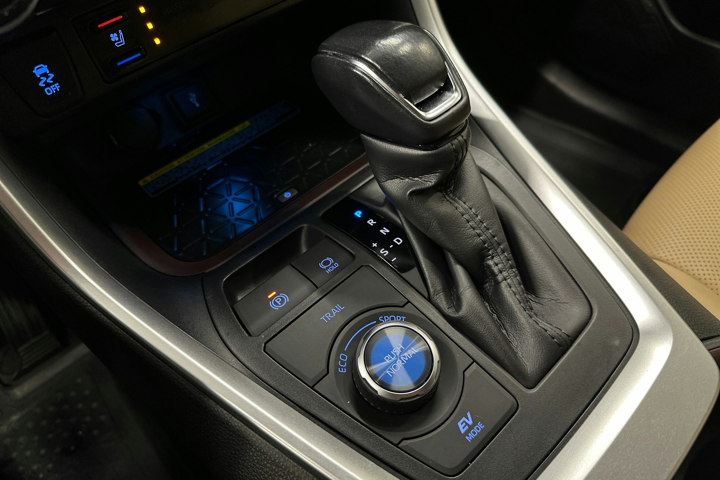 valkoinen Toyota RAV4 2021 kuva 29.