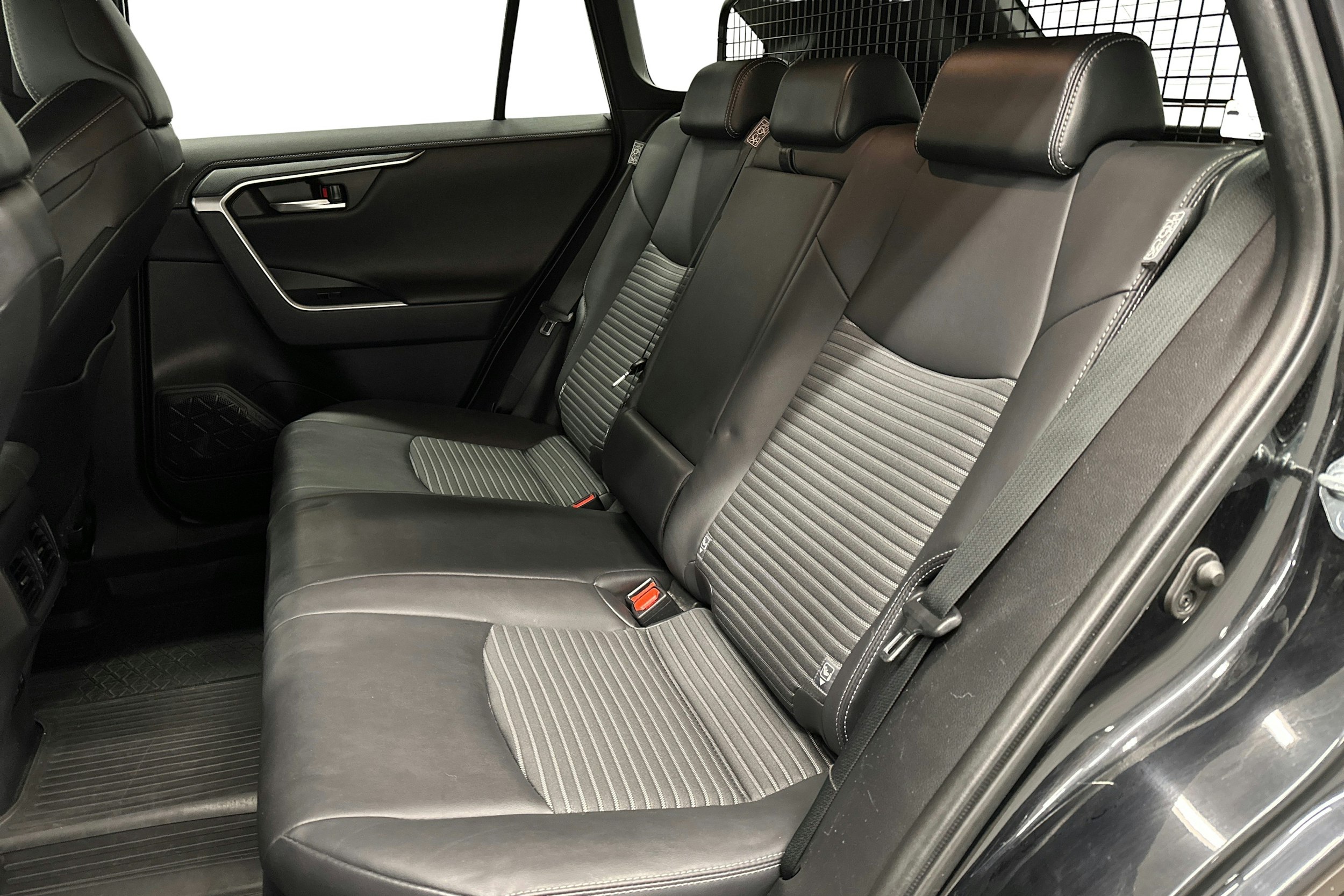 musta Toyota RAV4 2021 kuva 10.
