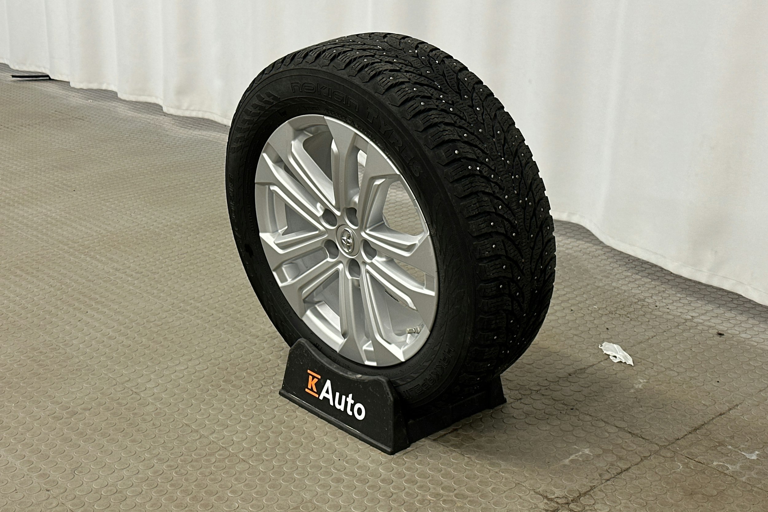 musta Toyota RAV4 2021 kuva 13.