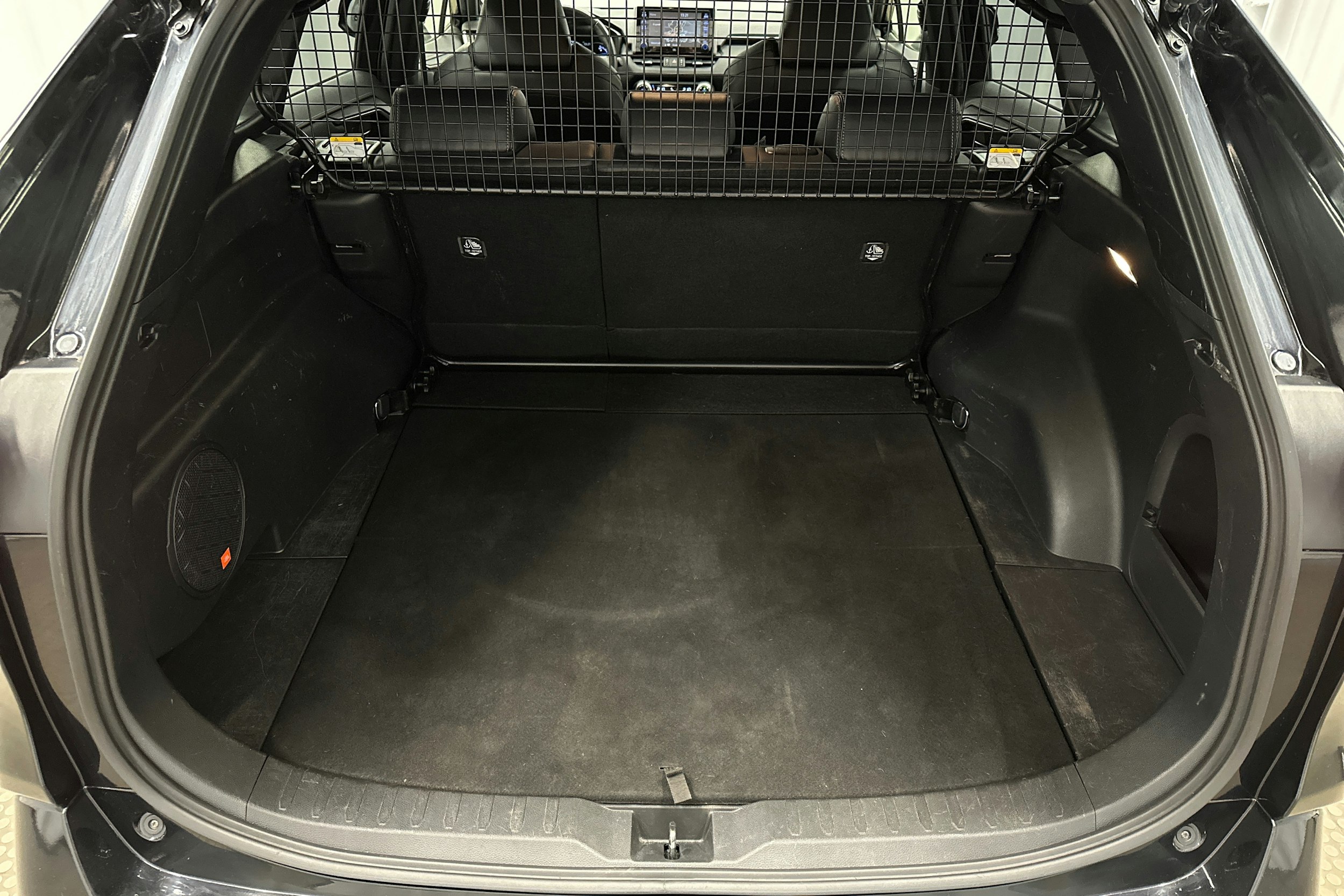 musta Toyota RAV4 2021 kuva 14.