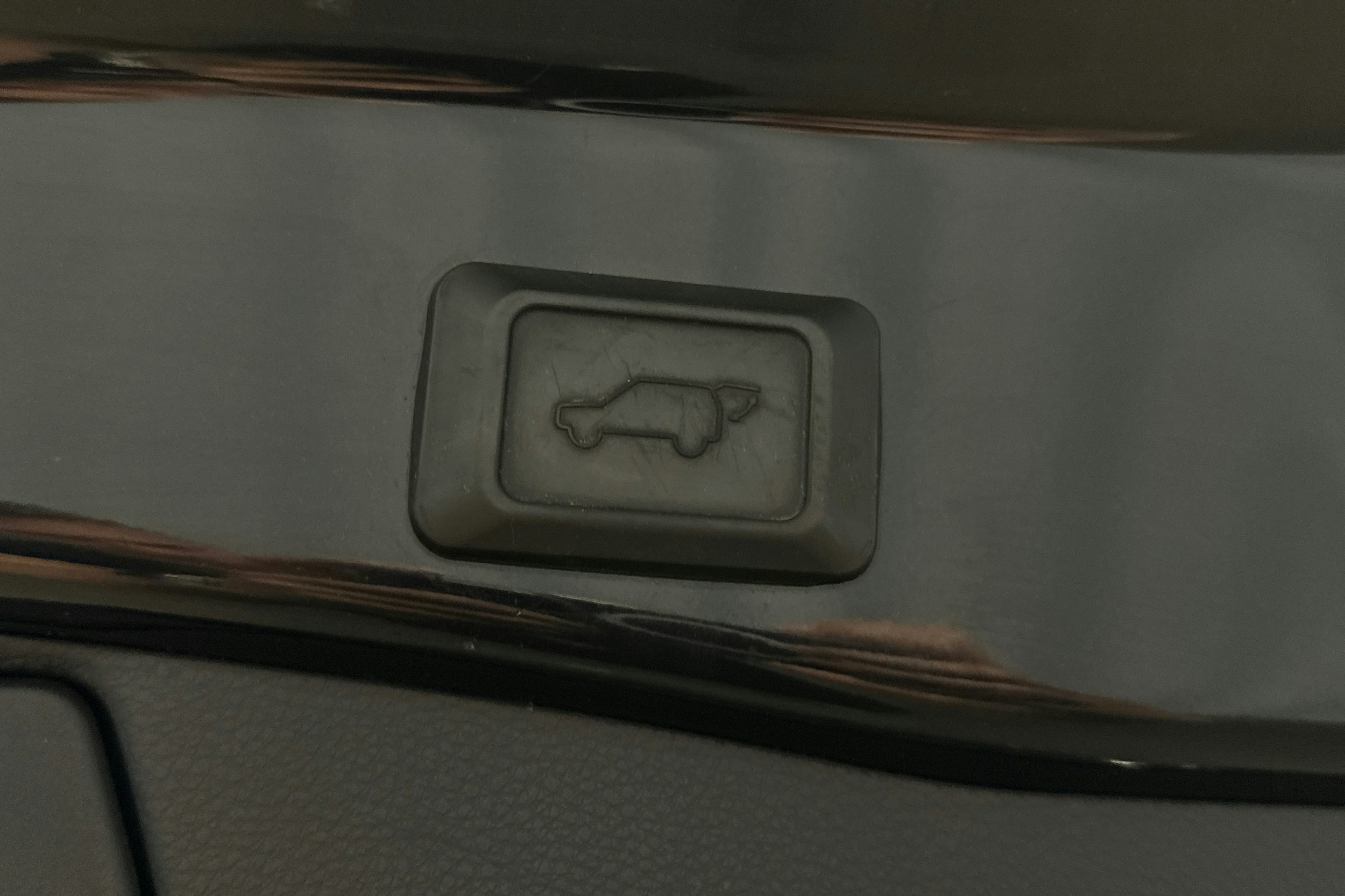 musta Toyota RAV4 2021 kuva 15.