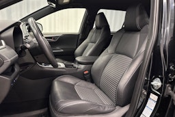 musta Toyota RAV4 2021 kuva 16.