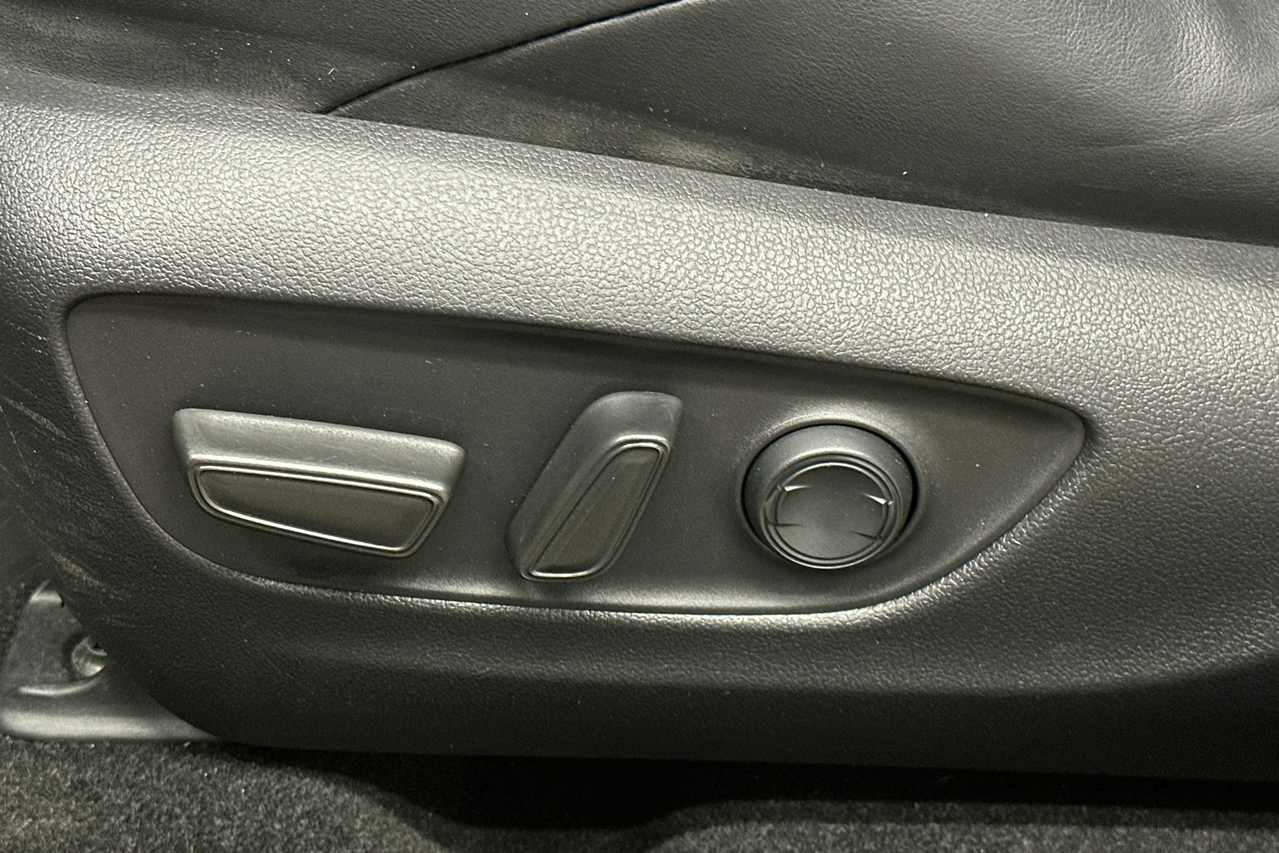 musta Toyota RAV4 2021 kuva 17.