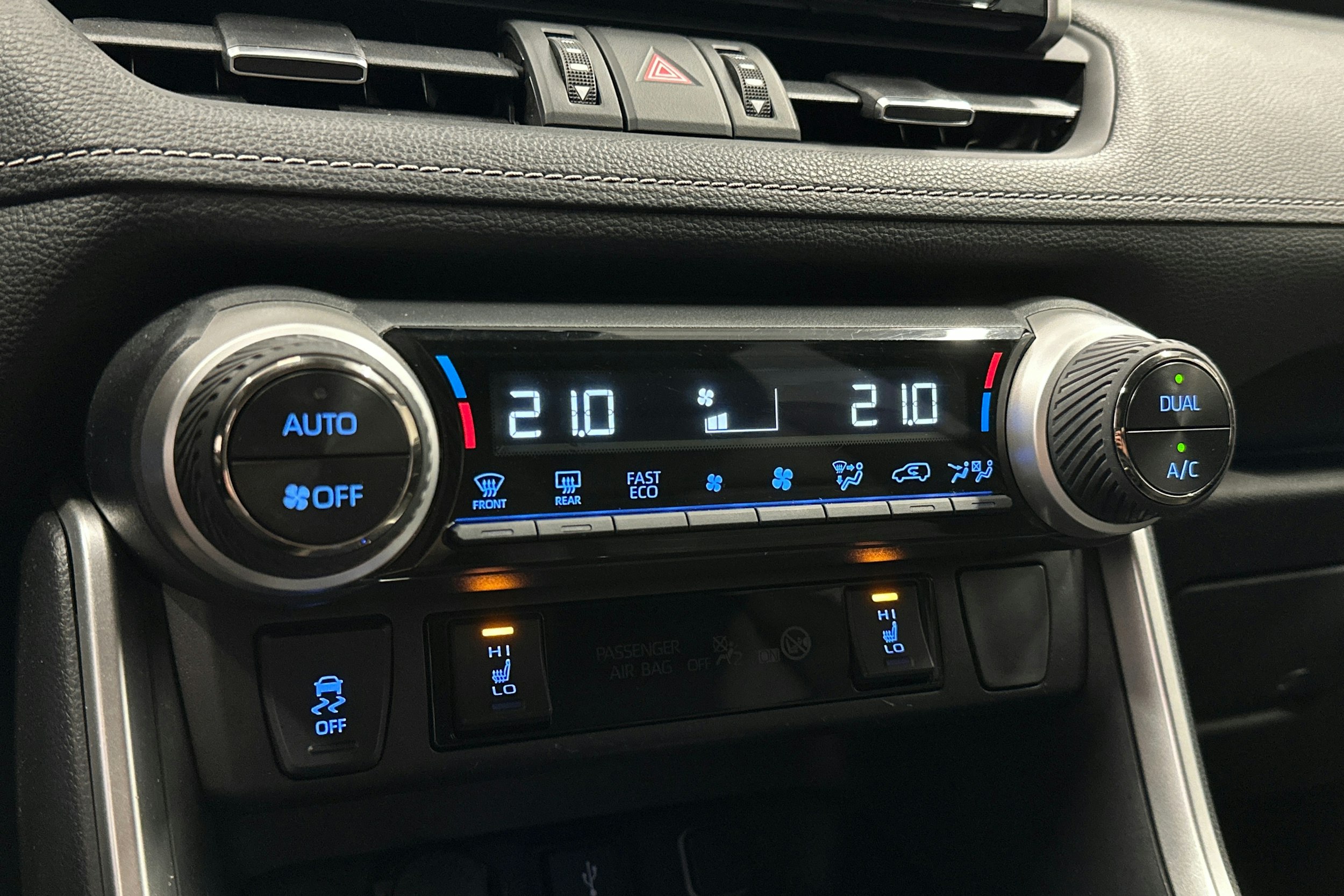 musta Toyota RAV4 2021 kuva 23.