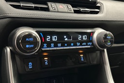 musta Toyota RAV4 2021 kuva 23.