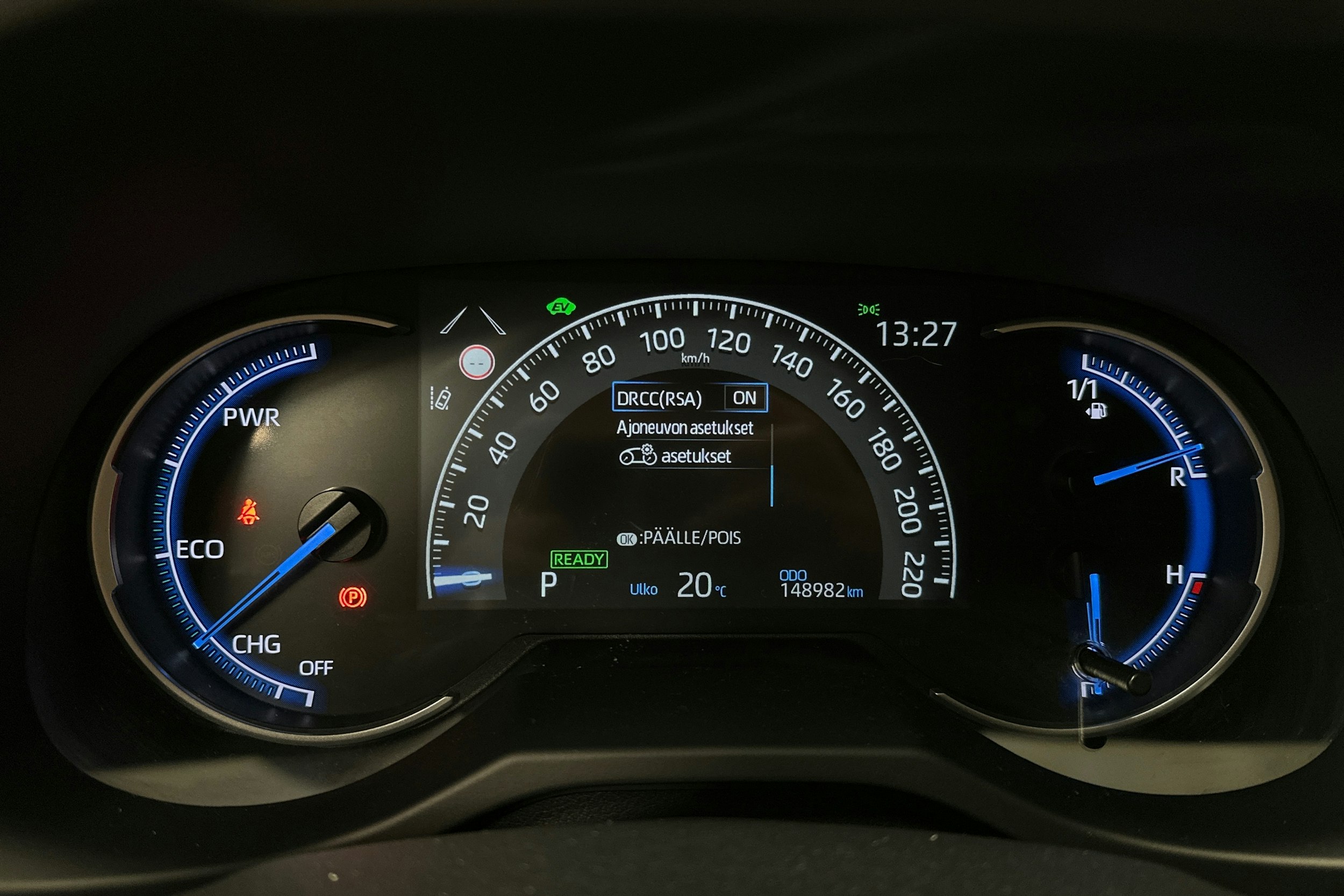 musta Toyota RAV4 2021 kuva 28.