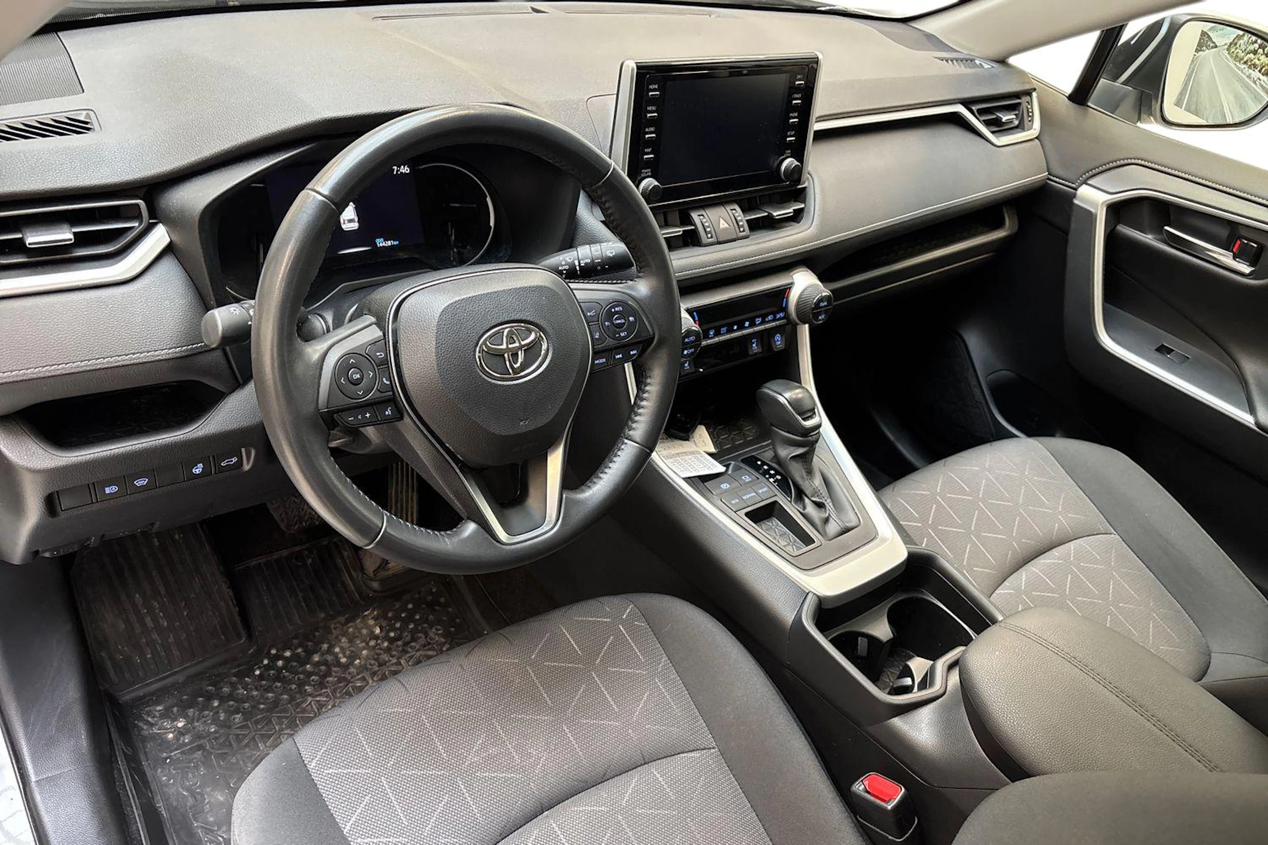 valkoinen Toyota RAV4 2021 kuva 6.