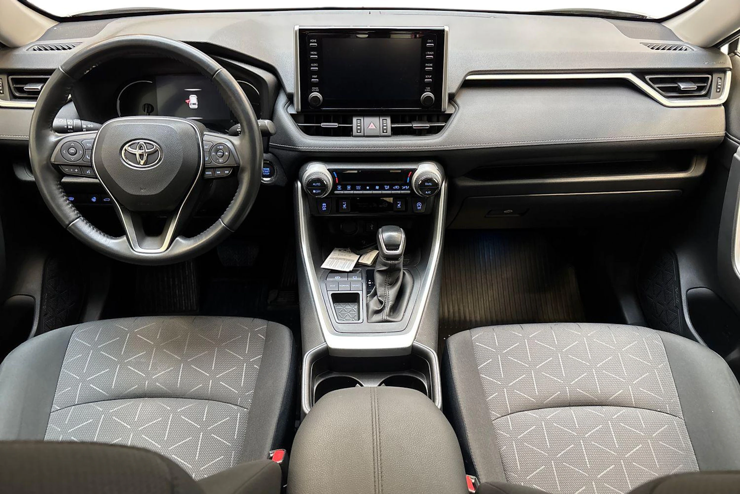 valkoinen Toyota RAV4 2021 kuva 7.