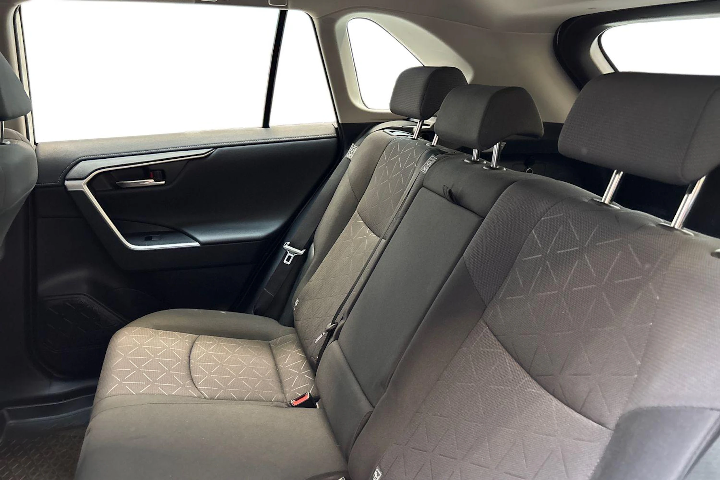 valkoinen Toyota RAV4 2021 kuva 8.