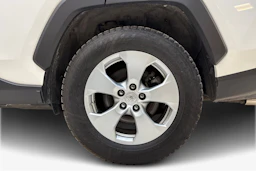 valkoinen Toyota RAV4 2021 kuva 9.