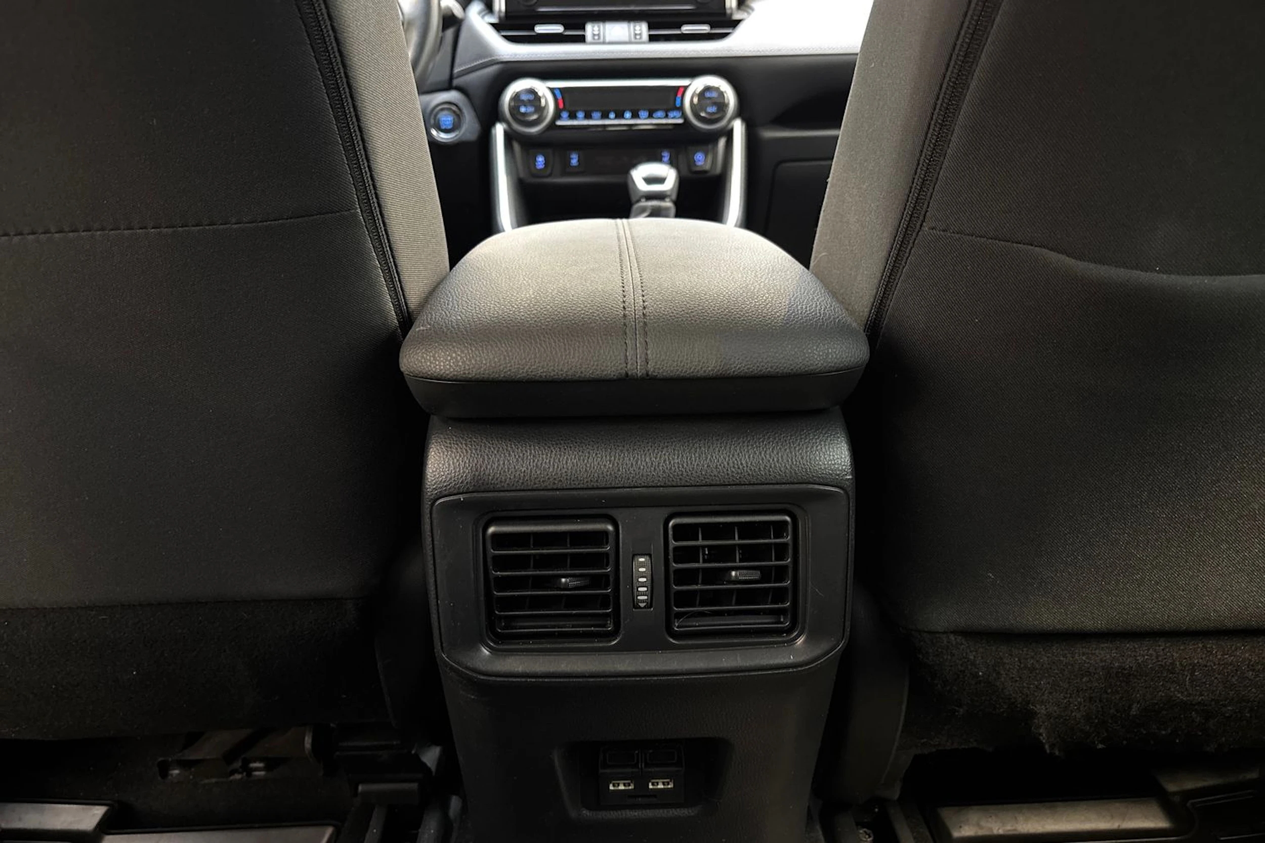 valkoinen Toyota RAV4 2021 kuva 14.