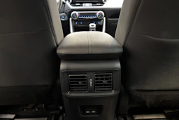 valkoinen Toyota RAV4 2021 kuva 14.