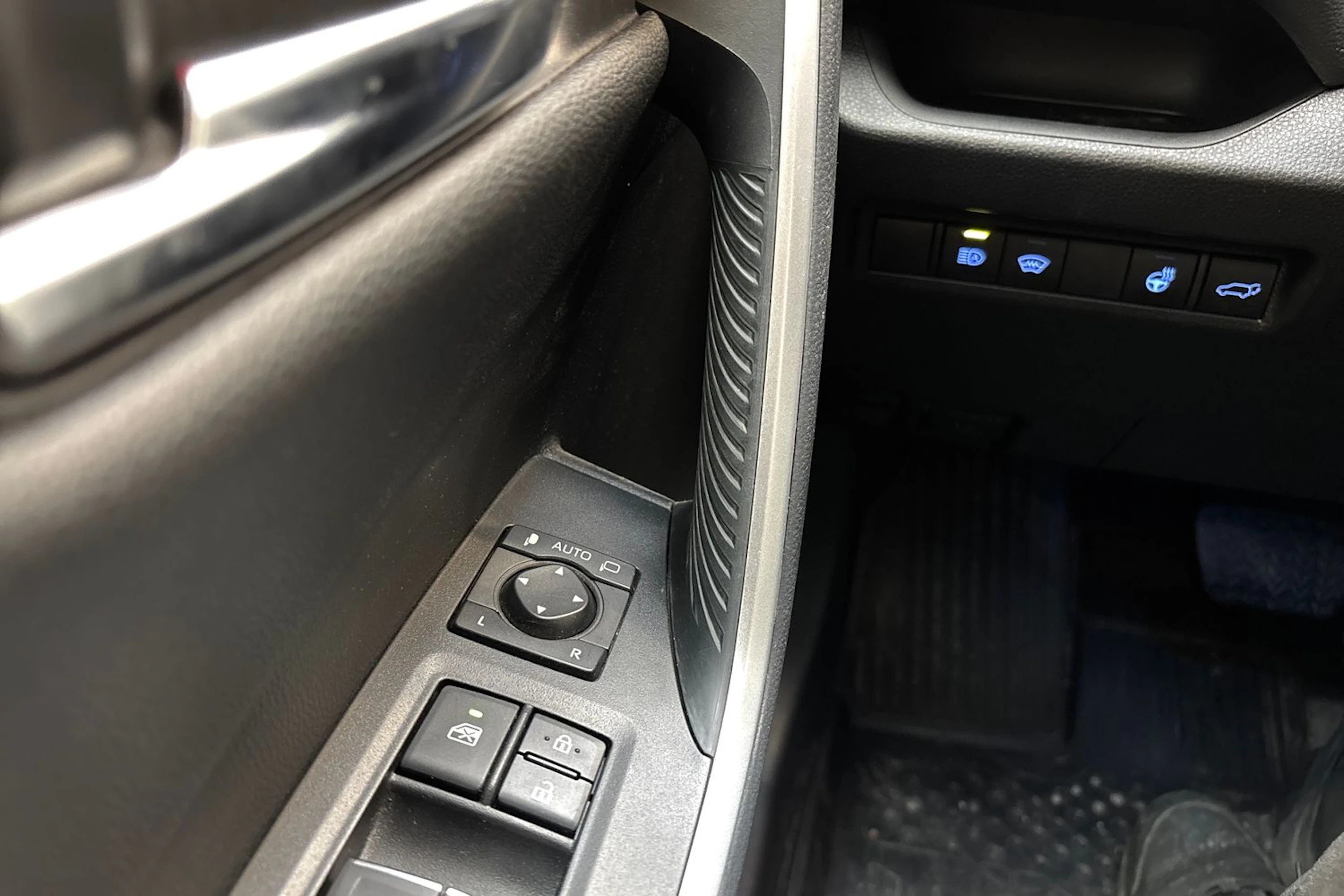 valkoinen Toyota RAV4 2021 kuva 15.