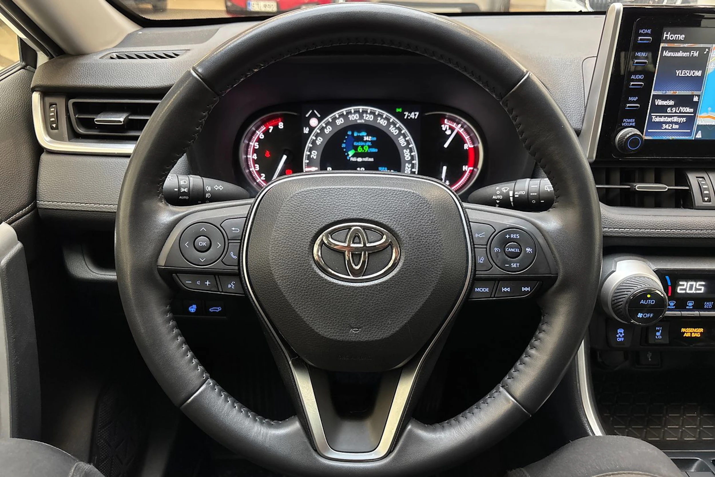 valkoinen Toyota RAV4 2021 kuva 16.