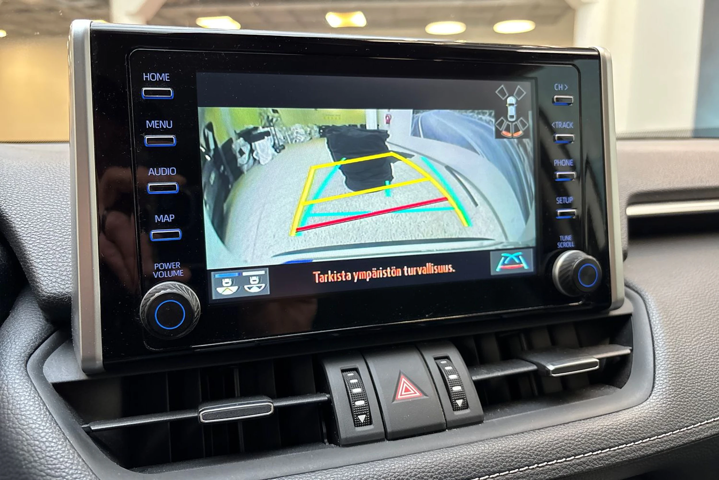 valkoinen Toyota RAV4 2021 kuva 18.