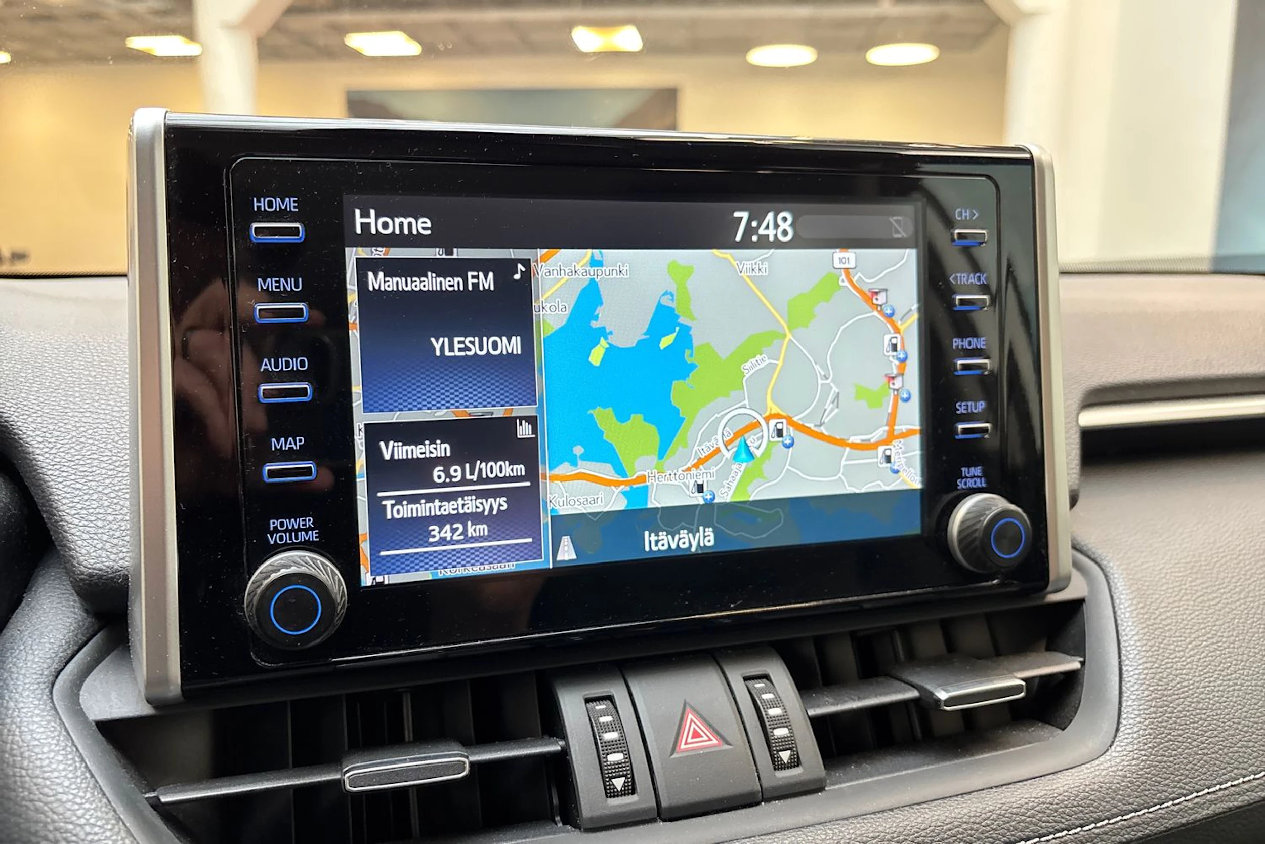 valkoinen Toyota RAV4 2021 kuva 19.