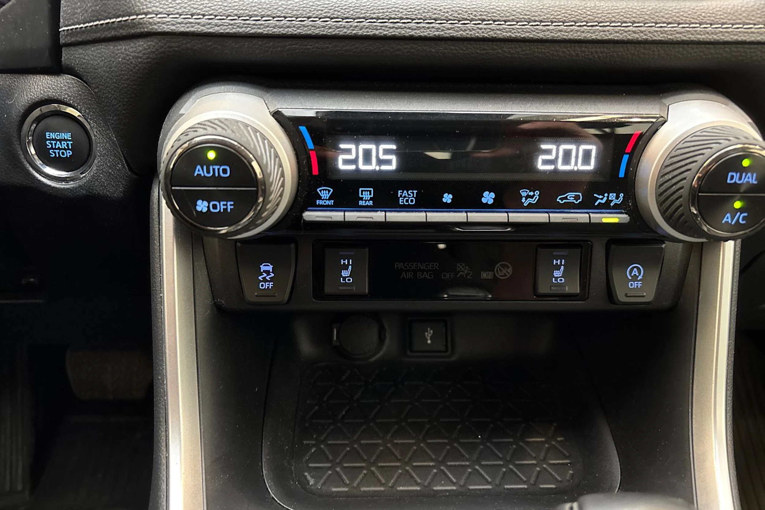 valkoinen Toyota RAV4 2021 kuva 20.