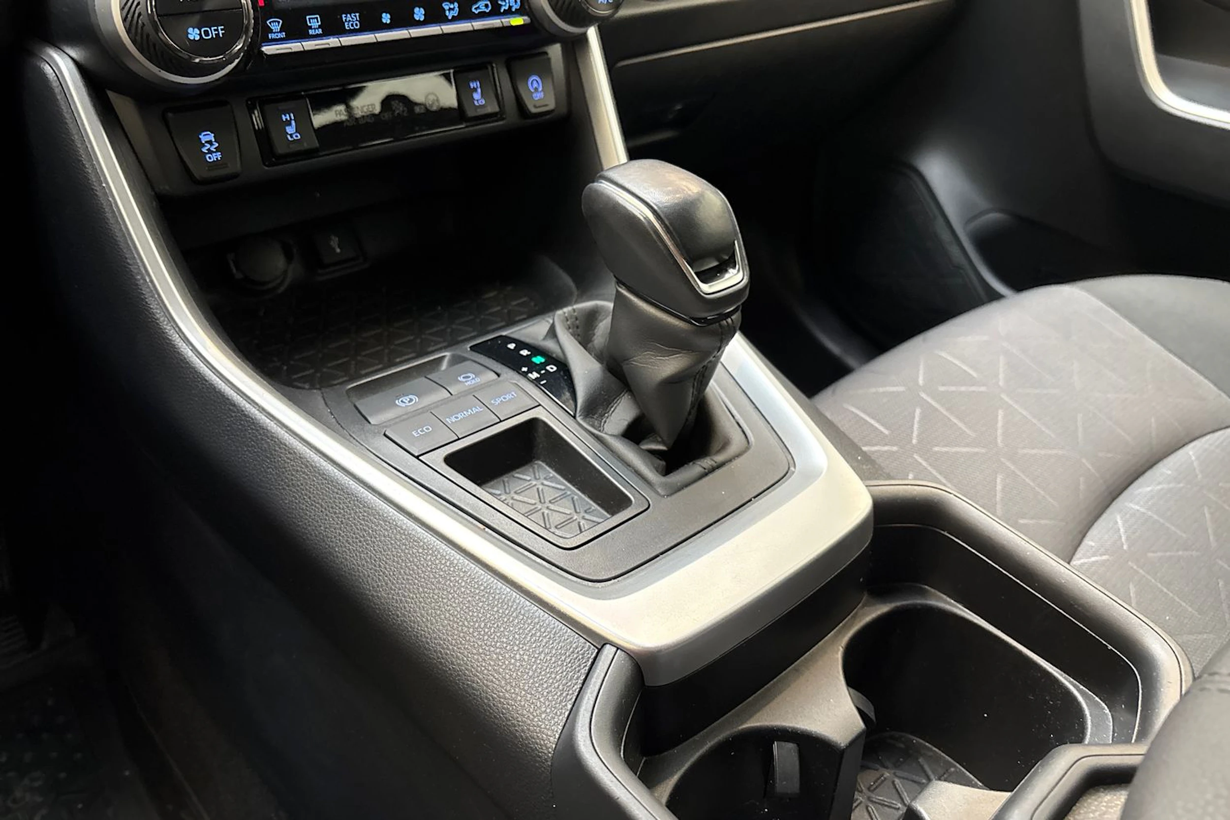 valkoinen Toyota RAV4 2021 kuva 21.