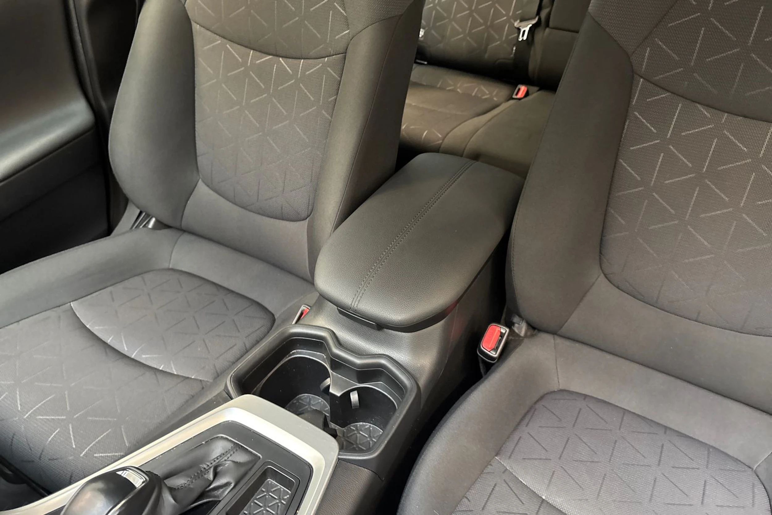 valkoinen Toyota RAV4 2021 kuva 22.