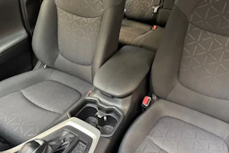 valkoinen Toyota RAV4 2021 kuva 22.