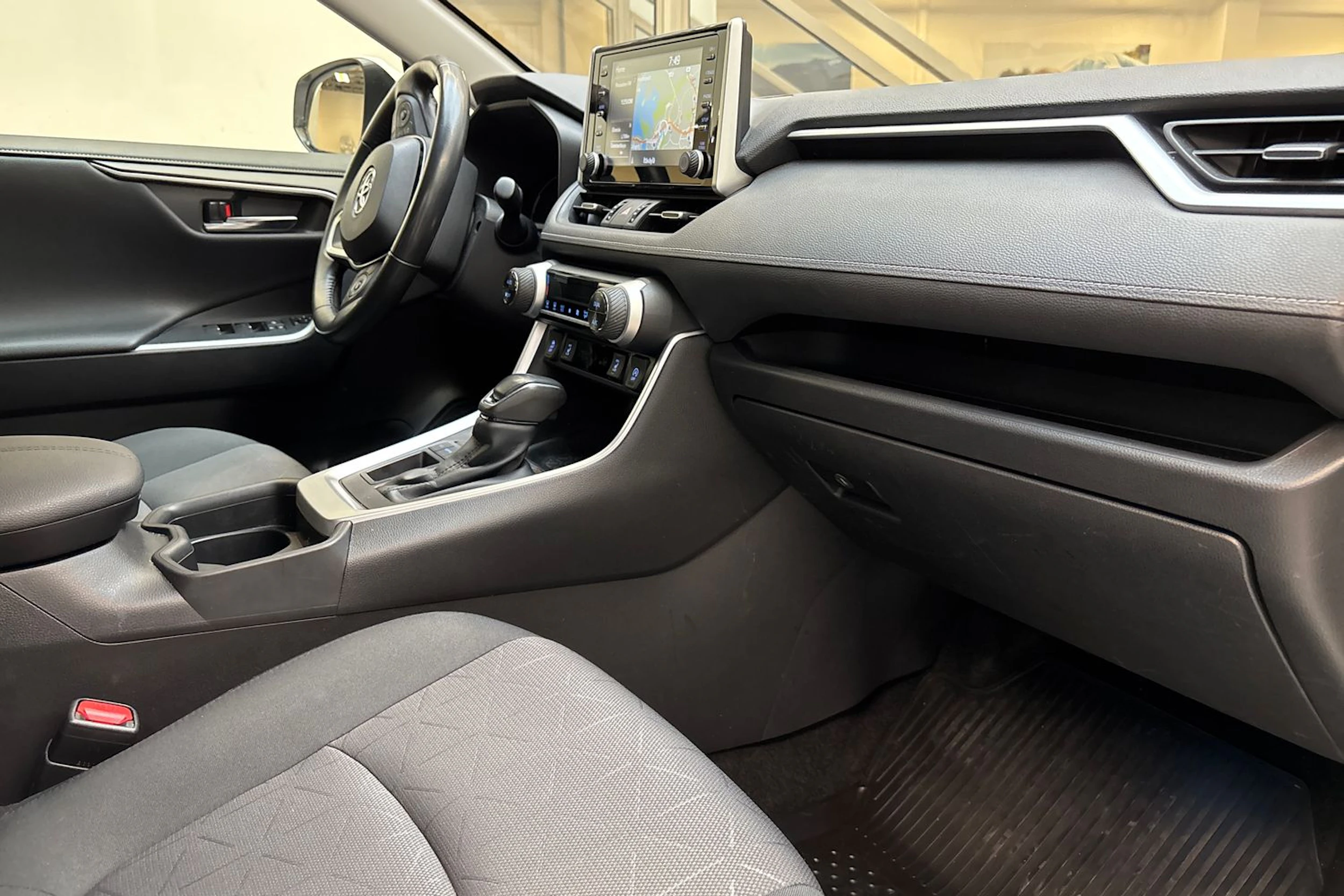 valkoinen Toyota RAV4 2021 kuva 23.