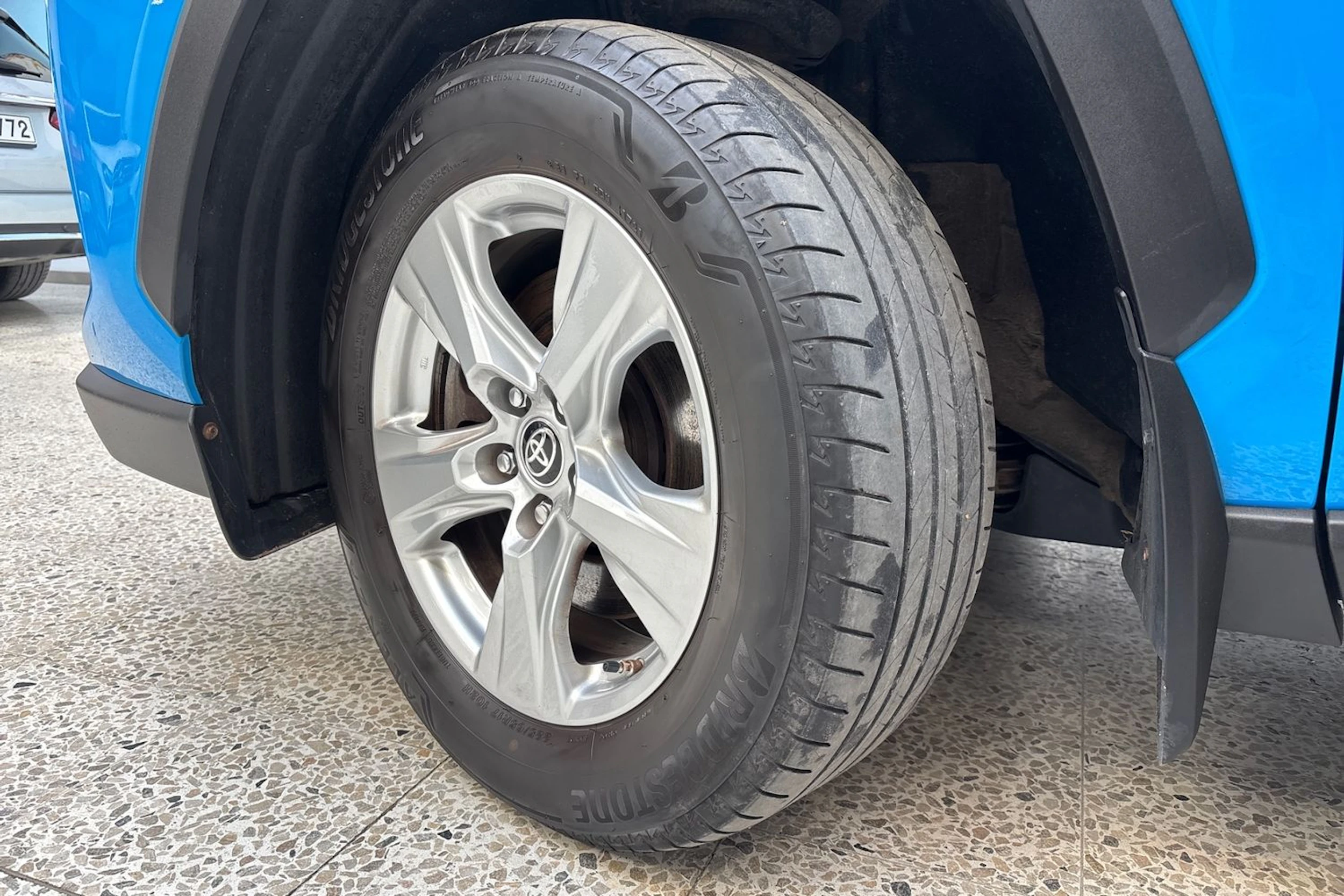 Sininen Toyota RAV4 2021 kuva 10.