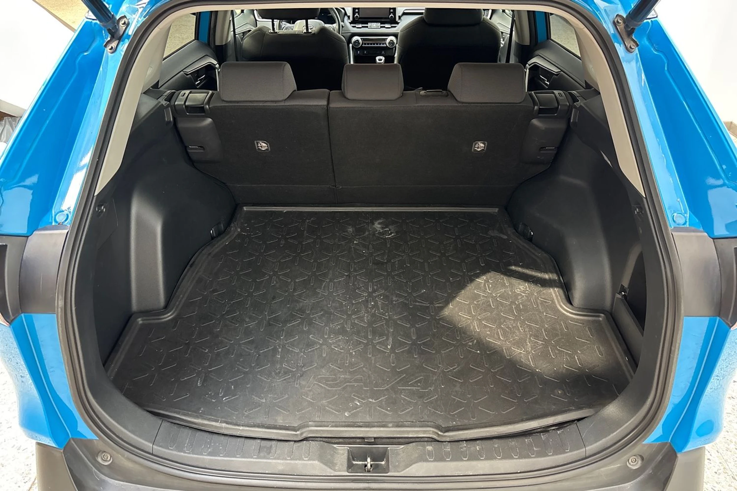 Sininen Toyota RAV4 2021 kuva 12.
