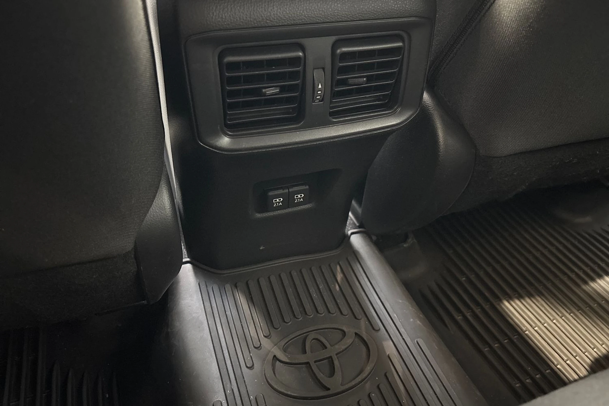 Sininen Toyota RAV4 2021 kuva 16.
