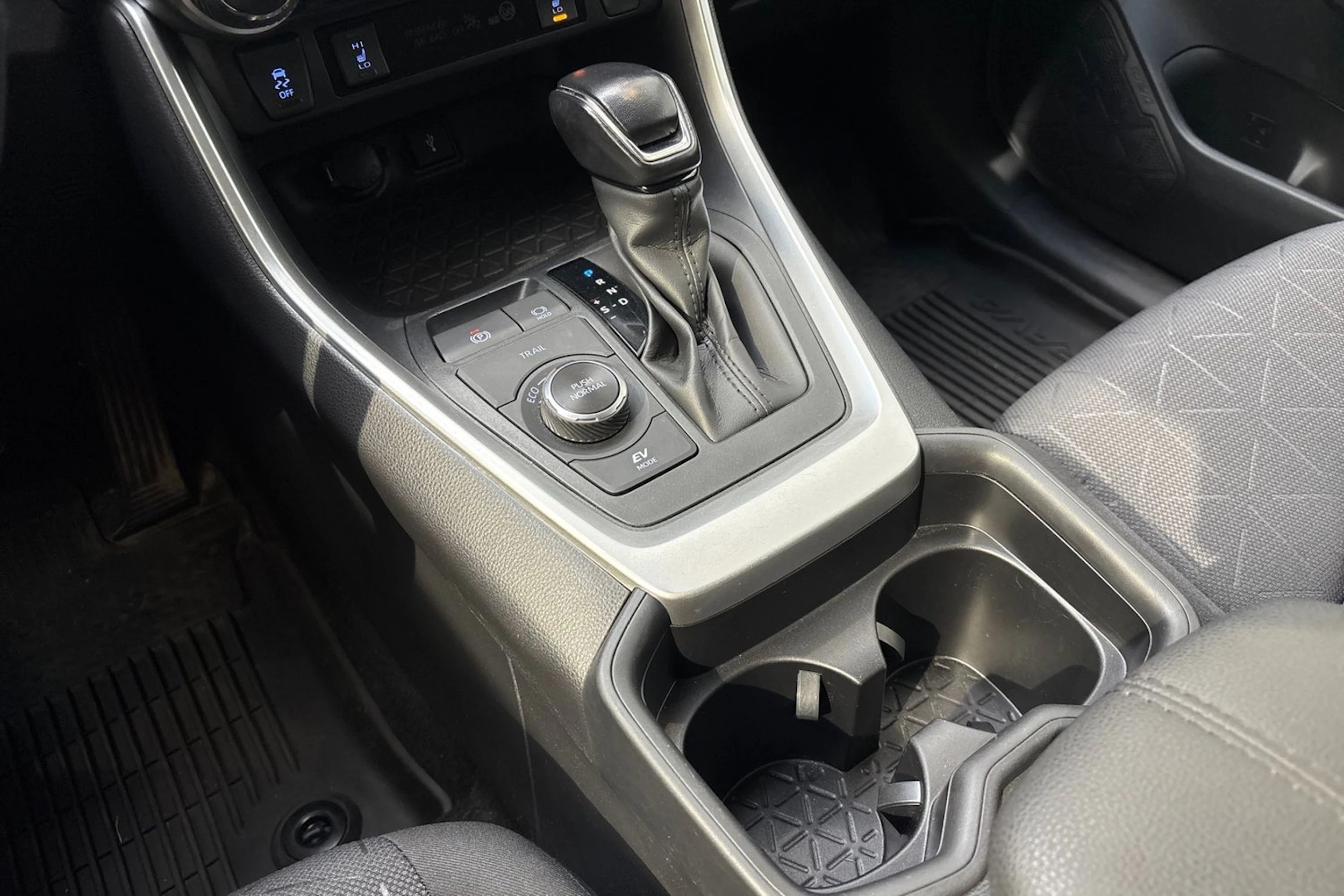 Sininen Toyota RAV4 2021 kuva 24.
