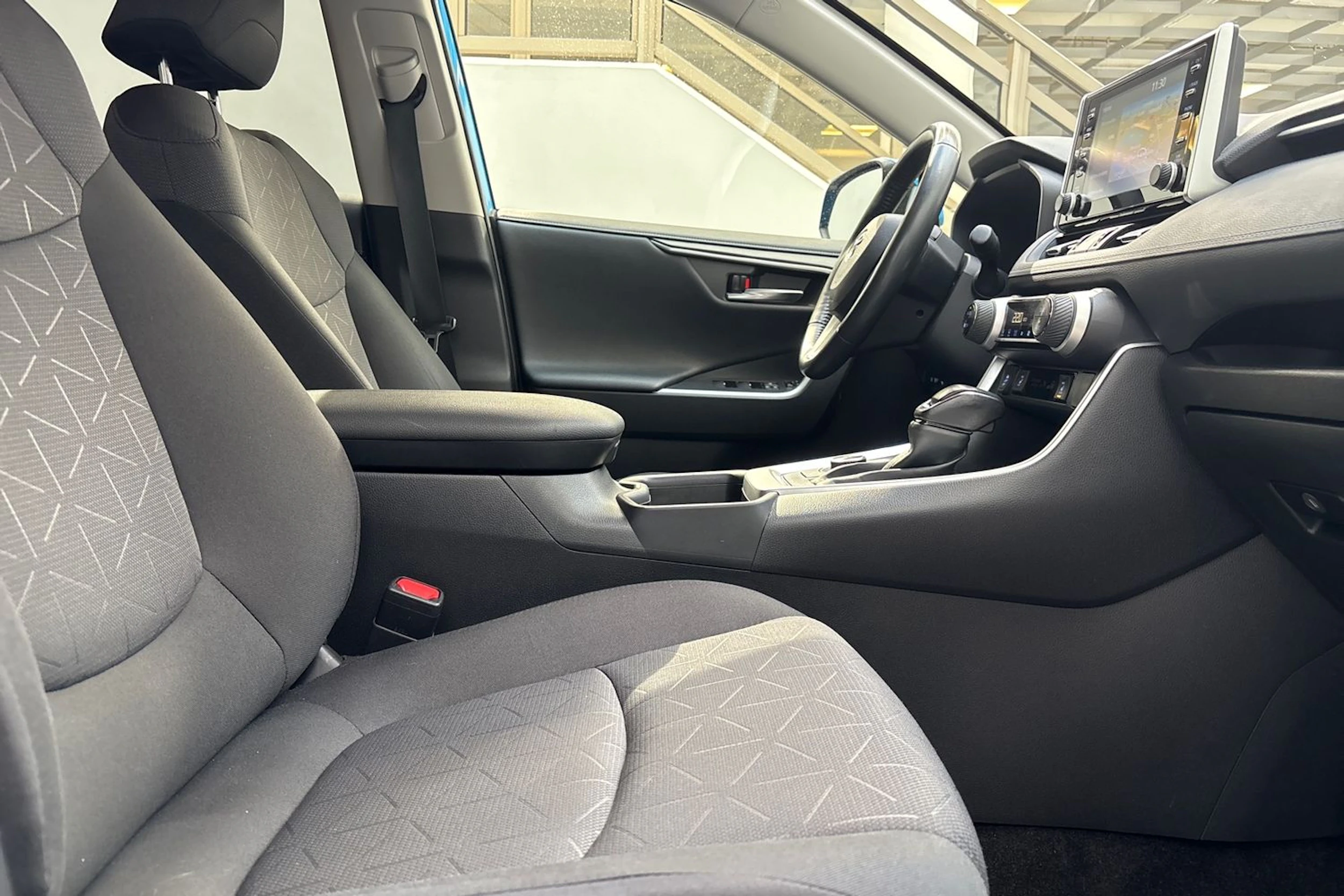 Sininen Toyota RAV4 2021 kuva 26.