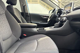 Sininen Toyota RAV4 2021 kuva 26.