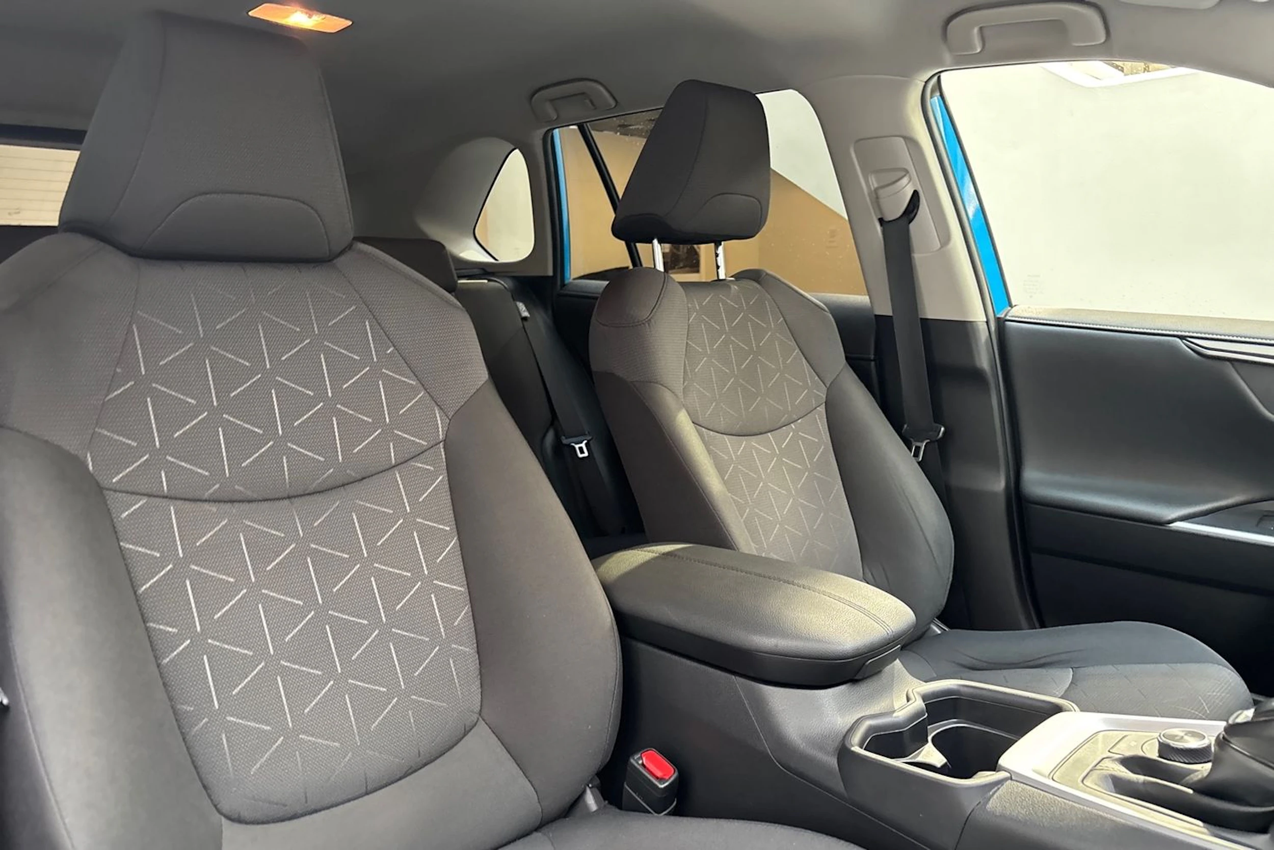 Sininen Toyota RAV4 2021 kuva 27.